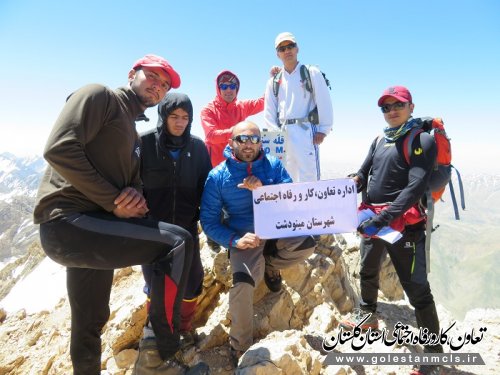 صعود تیم کارگری مینودشت به ارتفاعات استان لرستان